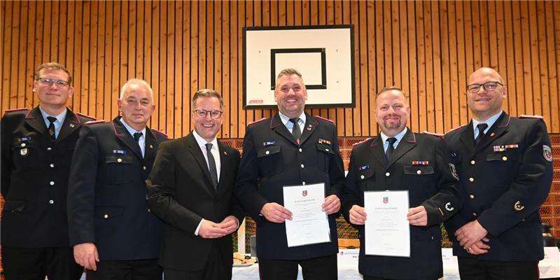 Feuerwehrversammlung: Zwei Lebensretter bekommen besondere Auszeichnung Führungsteam der Kreisfeuerwehr (von links): Die stellvertretenden Kreisbrandmeister Marcus Hinrichs und Thorsten Hellwege, Landrat Kai Seefried, Danny Waltersdorf, Sebastian Hinsen und Kreisbrandmeister Henning Klensang. Die Abschnittsleiter Waltersdorf (Nord) und Hinsen (Süd) halten ihre Ernennung zu Ehrenbeamten in Händen.