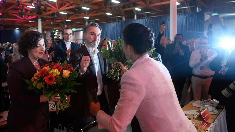 Führungswechsel beim BSW: Sahra Wagenknecht gibt den Vorsitz ab, Amira Mohamed Ali und Fabio De Masi sind gewählt.