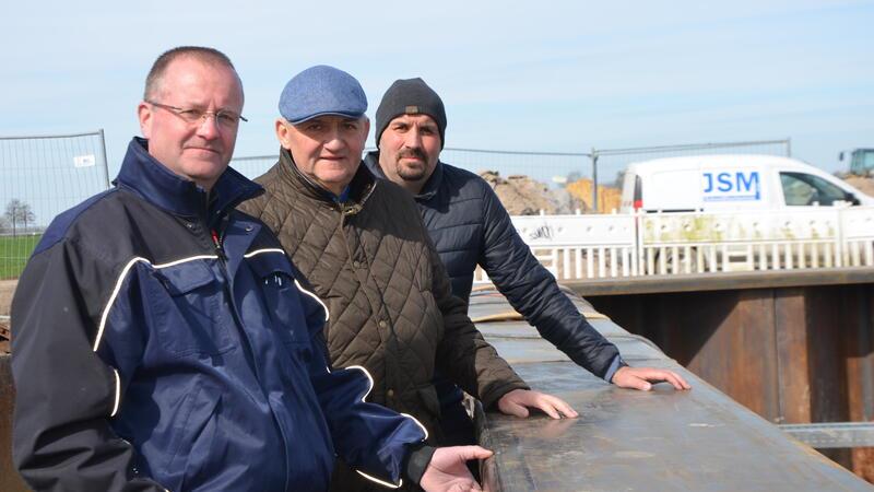 Führungswechsel beim Unterhaltungsverband: der hauptamtliche Geschäftsführer Robert Nicolai (vorne), der ausgeschiedene Vorsteher Jörg Oldenburg (Mitte) und sein Nachfolger Christoph von Schassen.