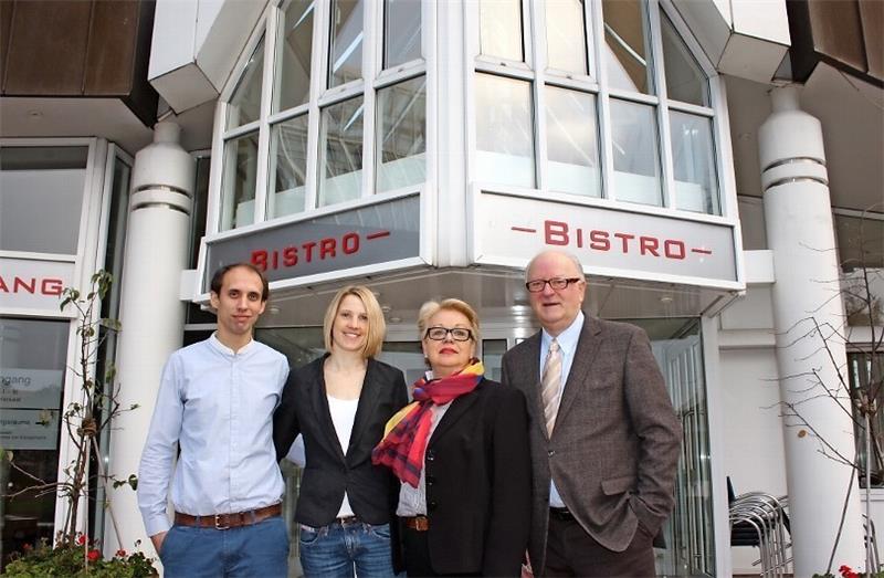 Führungswechsel im „Stadissimo“: Eike und Anja Albrecht (links) übernehmen von Helga und Rhett Waida das Restaurant im Stadeum und den Partyservice. Nach 43 Jahren Gastronomie freuen sich Waidas auf ihren Ruhestand. Fotos Dede