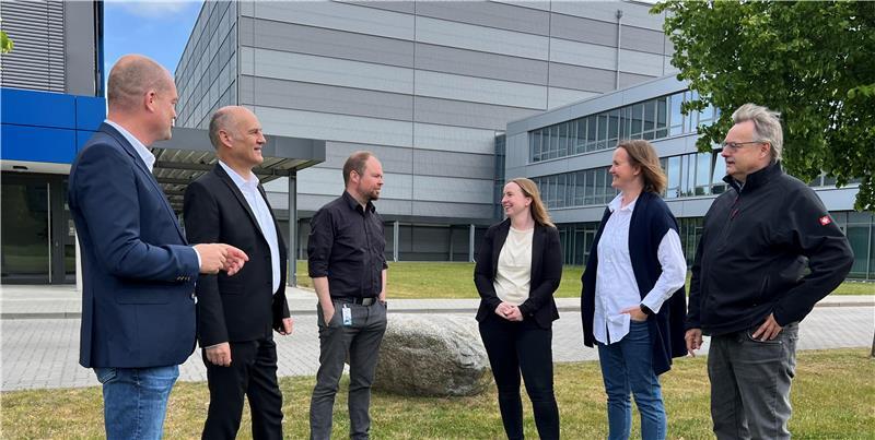 24 Millionen Euro: Das passiert in Stades neuem Wasserstoffzentrum Füllen das neue Wasserstoff-Forschungszentrum beim CFK Nord in Ottenbeck mit Leben (von links): Carsten Schmidt, Dirk Niermann, Sven Torstrick-von der Lieth, Jenne Wendt, Saskia Deckenbach und Thomas Friedrichs.