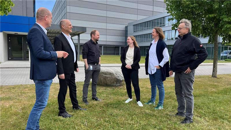 Standort Stade: Wie die Stadt ihre Wirtschaft pflegt Füllen das neue Wasserstoff-Forschungszentrum beim CFK Nord in Ottenbeck mit Leben (von links): Carsten Schmidt, Dirk Niermann, Sven Torstrick-von der Lieth, Jenne Wendt, Saskia Deckenbach und Thomas Friedrichs.