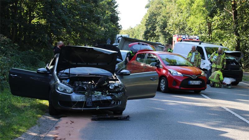 Fünf Fahrzeuge waren an dem Unfall auf der B73 in Stade beteiligt.
