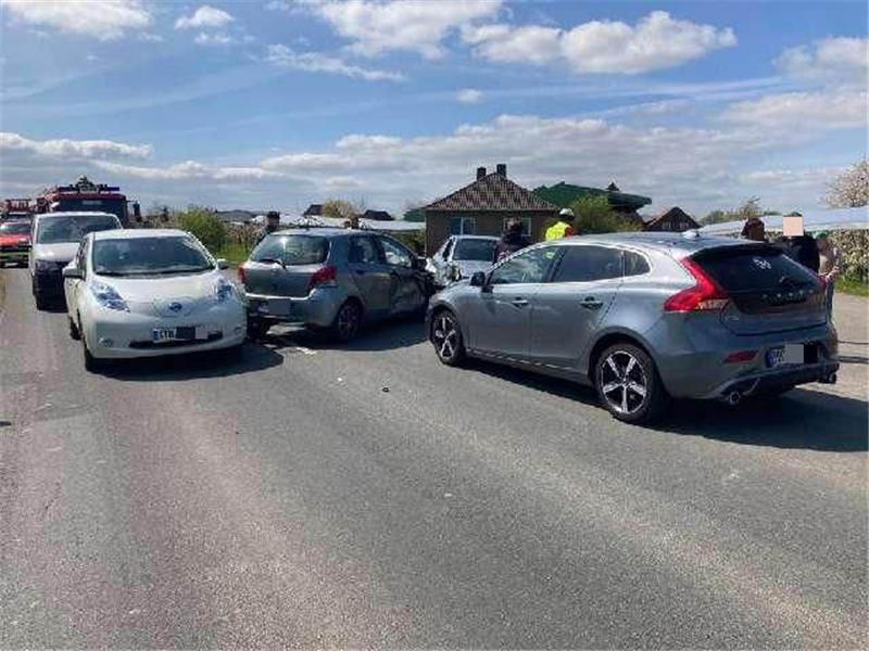 Fünf Fahrzeuge waren in den Unfall in Jork verwickelt. Fotos: Polizei
