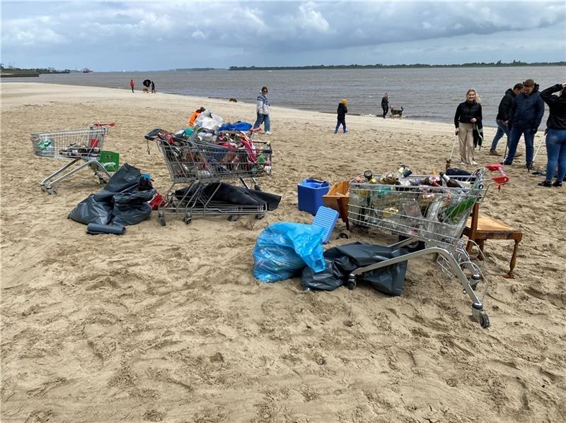 Fünf Kubikmeter Müll sammelten die 60 Freiwilligen am Bassenflether Strand. Foto: SG Lühe