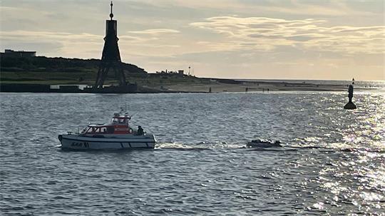 Fünf Menschen werden vor Cuxhaven von einem Motorboot in Seenot gerettet.