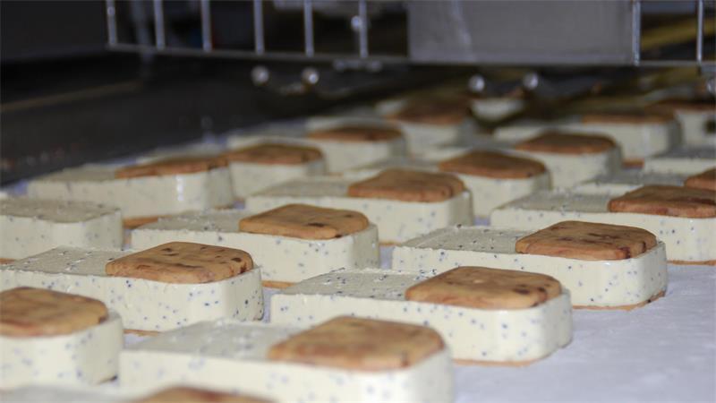 Fünf Millionen Eisportionen werden täglich bei Eisbär Eis produziert - hier ein Sandwich-Eis mit knusprigen Keksen.