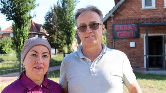 Fünf Monate nach dem Feuer stehen Emine und Serdar Bayrak wieder vor ihrem „Babas Grill“ – und vor der Frage, wie es weitergehen soll.