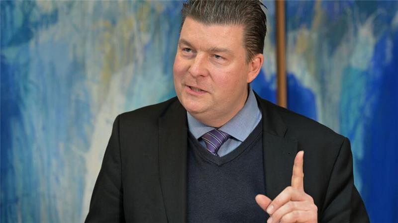 Fünf Monate nach den Bezirkswahlen in Hamburg steht im ersten und größten Bezirk der Stadt der Koalitionsvertrag zwischen den künftig regierenden Parteien SPD, Grüne und FDP. Hier ist Hamburgs Finanzsenator Andreas Dressel (SPD) zu sehen. 