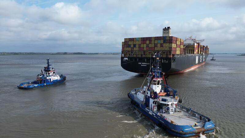 Fünf Schlepper begleiten den Havaristen „MSC Regulus“ in den Hamburger Hafen auf die Reede bei Finkenwerder.