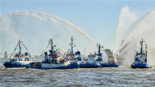 Fünf Schleppschiffe und ein Feuerlöschboot nehmen während des 835. Hamburger Hafengeburtstages auf der Elbe im Hafen am Schlepperballett teil.