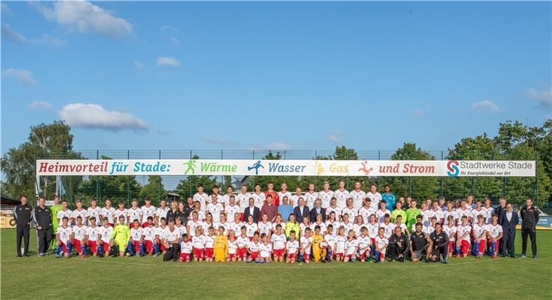 Fünf Sponsoren aus der Region statten die 43 Mannschaften des VfL Güldenstern Stade einheitlich aus. Der Verein will damit die Identität erhöhen. Foto: Jörg Struwe