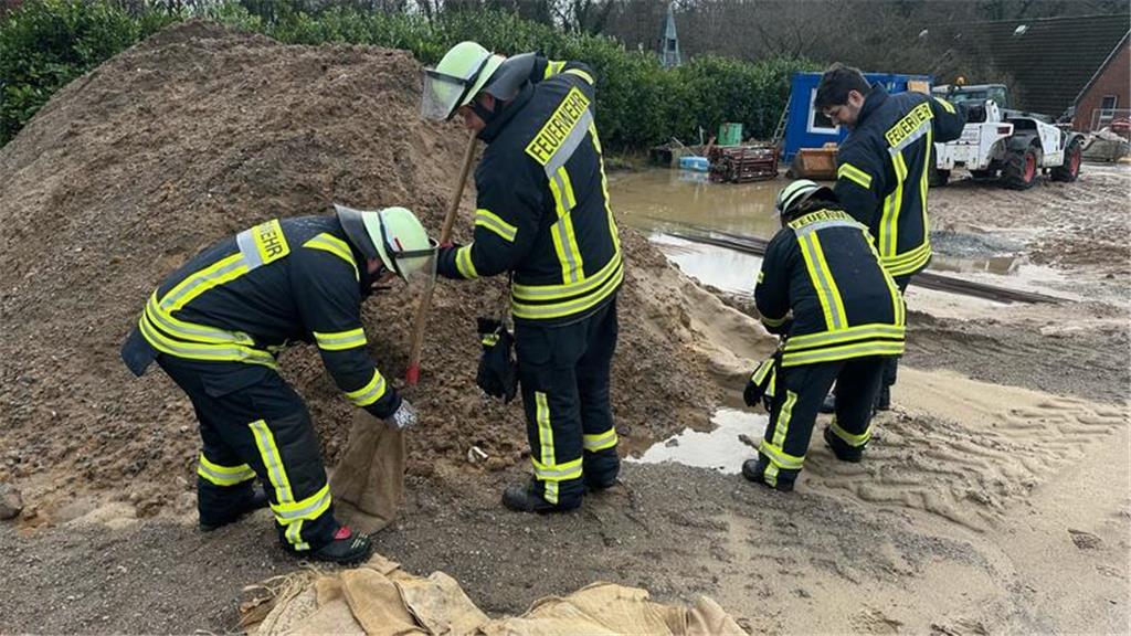 Fünf Stunden lang pumpte die Feuerwehr Dollern Wasser aus dem Keller und dem Dra...