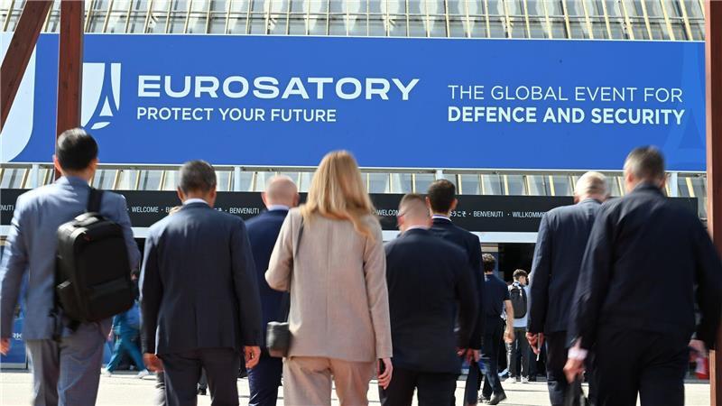 Fünf Tage lang strömten die Besucherinnen und Besucher scharenweise in die Messehallten der Eurosatory. 2028 soll die französische Rüstungsmesse erneut stattfinden.