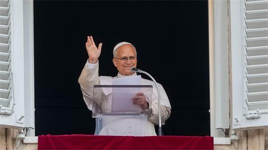 Fünf Tage nach seiner Krebs-Operation hat Papst Leo XIV. bei seinem ersten öffentlichen Auftritt das Angelus-Gebet am Petersplatz im Vatikan gelesen. 