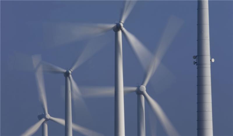 Bebauungsplan Windpark Helmste Fünf Windräder stehen bereits in Bützflethermoor. Durch die Windparkerweiterung könnten drei 150-Meter-Anlagen hinzu kommen. Foto Büttner/dpa