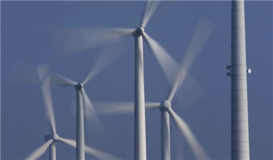 Fünf Windräder stehen bereits in Bützflethermoor. Durch die Windparkerweiterung könnten drei 150-Meter-Anlagen hinzu kommen. Foto Büttner/dpa