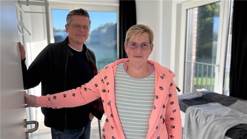 Volkskrankheit Schlafstörung: Wo Betroffene jetzt Hilfe in Stade finden Fünf Zimmer mit Bett gibt es im Schlaflabor. Sarah Hoop ist Ansprechpartnerin in der Nacht, Jörg Faber kommt jeden Morgen zur Auswertung der Daten.