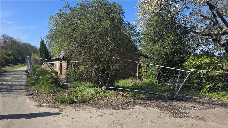 Fünf bis sechs Bauelemente sind im Wiesenweg direkt am Bahnhof Agathenburg beschädigt worden.