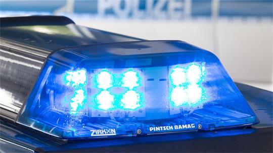 Fünf maskierte Jugendliche sind schreiend in die Wohnung einer Seniorin eingedrungen - nun ermittelt die Polizei. (Symbolbild) 
