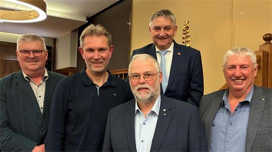 Für 25 Jahre Ratsarbeit wurden Ernst Garlef Mahler (Balje), Stephan Bohn (Krummendeich), Horst Wilkens (vorne), Jörg Oldenburg (Oederquart) geehrt und Ulrich Wist (Oederquart, von links) für 30 Jahre.