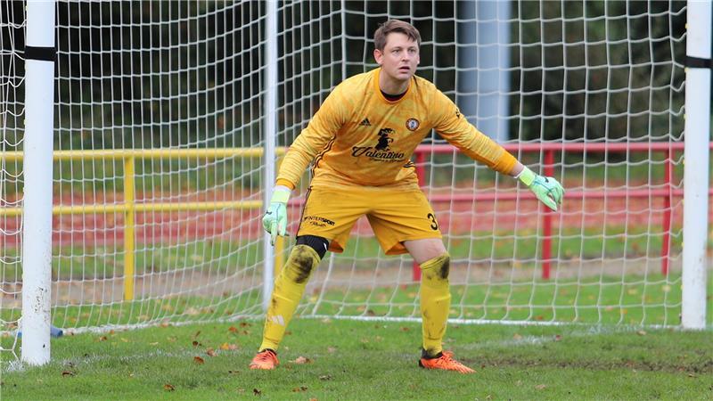 Irres Spitzenspiel in Wiepenkathen: 96 emotionale Kreisliga-Minuten Für 26 Minuten der Held des Spiels: Erst pariert Wiepenkathens Florian Obst zwei Hundertprozentige, dann einen Elfmeter. Nach dem Strafstoß leitet er mit einem weiten Abschlag die 3:2-Führung ein.