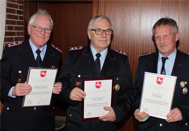 Für 40 Jahre Mitgliedschaft wurden Hans Werner Schulz (links) und Alwin Bremer (rechts) in Neukloster ausgezeichnet; Werner Engelken (Mitte) wurde für 50 Jahre Mitgliedschaft geehrt.