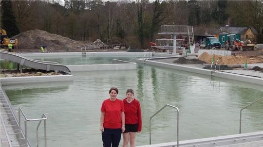 Für 4,2 Millionen Euro wird das Freibad im Delphino seit Juli 2022 saniert.