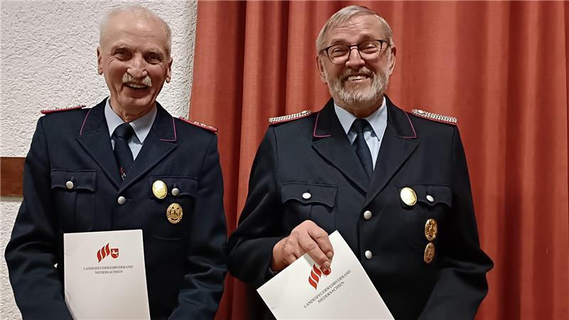 Diese Themen bringen Fredenbecks Feuerwehr zur Weißglut Für 60 Jahre im Dienste der Feuerwehr wurden Johann Meincke (links, Fredenbeck) und Heinrich Witte (Aspe) geehrt.