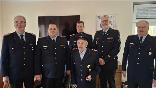 Für 80 Jahre Mitgliedschaft in der Freiwilligen Feuerwehr wurde der 95-jährige Christoph Bardenhagen (Mitte) ausgezeichnet.