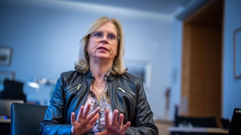 Unionsfraktionsvize schließt Zusammenarbeit mit BSW aus Für Andrea Lindholz, stellvertretende Vorsitzende der Unionsfraktion, handelt es sich bei der BSW um „eine Mischung zwischen AfD und Linkspartei“.