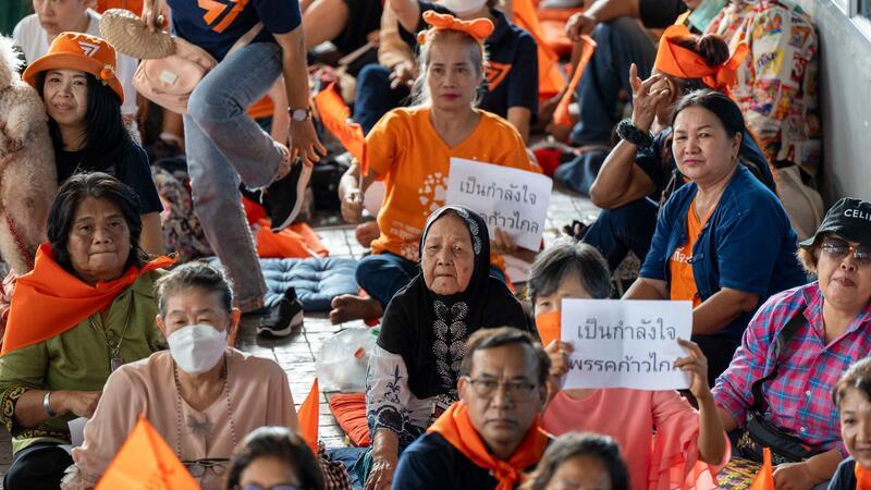Thailands Justiz verfügt Auflösung größter Oppositionspartei Für Anhänger und Mitglieder der Move-Forward-Partei, hier während der Parteiauflösung durch das Verfassungsgericht, kommt das Urteil wenig überraschend.