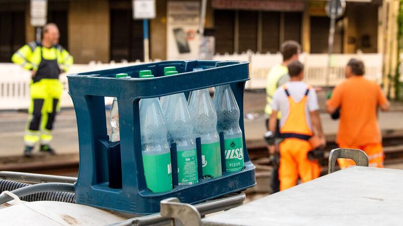 Arbeiten bei übermäßiger Hitze: Zahl der Betroffenen steigt Für Arbeiter muss immer und überall viel zu Trinken zur Verfügung stehen.
