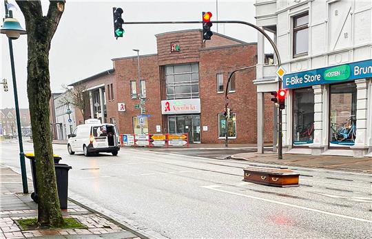 Für Aufsehen hat in Brunsbüttel ein aus einem Transporter gefallener Sarg gesorgt. Foto: --/Westküsten-News /dpa