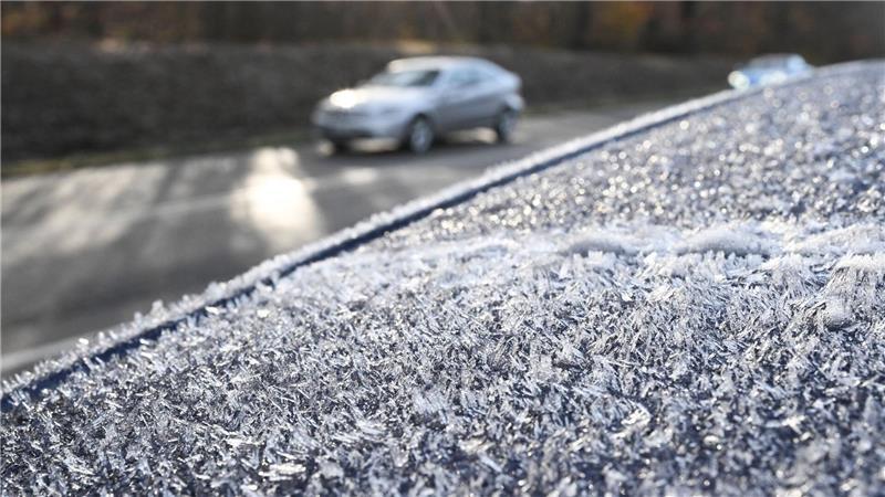 Glätte und Schnee - Frühwinter im Spätherbst Für Autofahrer hieß es teils: kratzen.