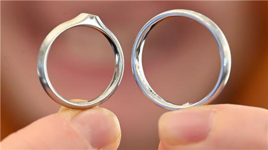 Für Brautpaare sind Trauring aus Platin - wie links zu sehen - eine Alternative. (Archivbild)