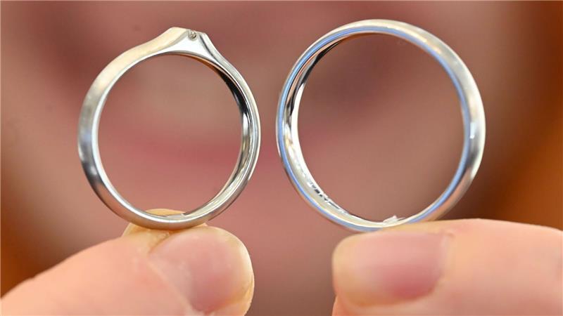 Für Brautpaare sind Trauring aus Platin - wie links zu sehen - eine Alternative. (Archivbild)