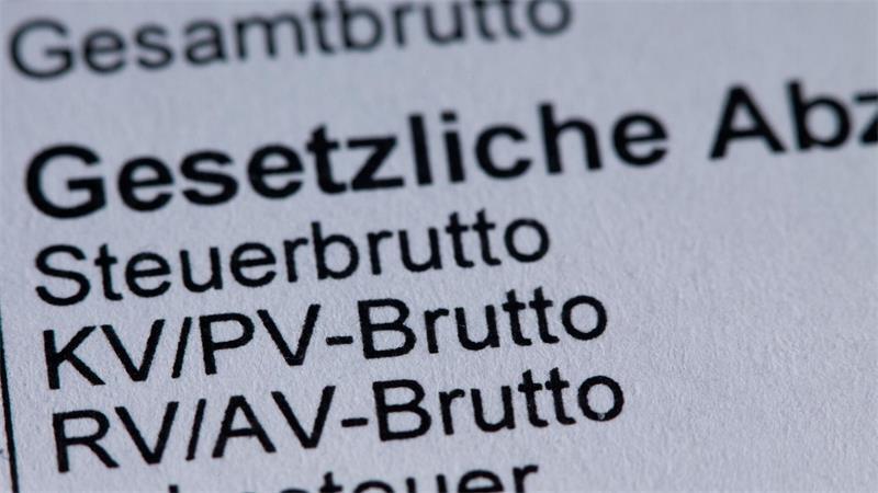 Für Bruttogehälter ab 5.812,50 Euro im Monat wird die Krankenversicherung ab kommenden Jahr teurer, bei mehr als 8.450 Euro wird auch mehr Rentenbeitrag fällig. (Symbolbild) 