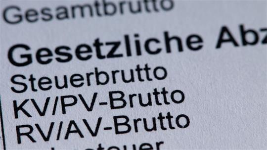 Für Bruttogehälter ab 5.812,50 Euro im Monat wird die Krankenversicherung ab kommenden Jahr teurer, bei mehr als 8.450 Euro wird auch mehr Rentenbeitrag fällig. (Symbolbild) 