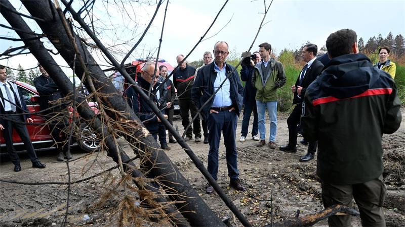 Für Bundeskanzler Merz ist der Waldbrand in Hürtgenwald eine Folge des Klimawandels. 