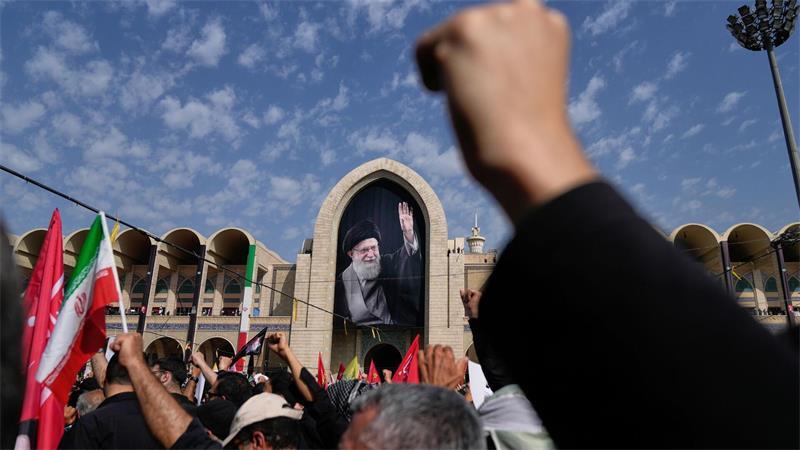 Für Chameneis Anhänger und die iranische Führung ist die Staatstrauer zugleich Abschied und Demonstration politischer Geschlossenheit.