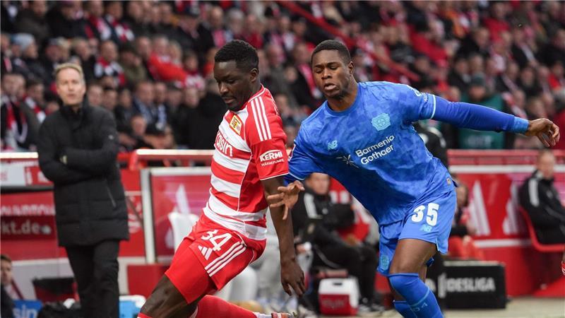 Für Christian Kofane (r) und seine Leverkusener wurde es bei Union Berlin das erwartet schwere Spiel.