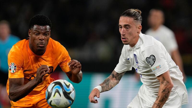 Niederländer dank Last-Minute-Tor auf EM-Kurs Für Denzel Dumfries (l) und die Niederlande kam es in Griechenland zum Showdown.