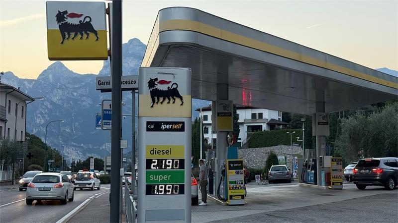 Für Diesel gilt an mehreren Tankstellen in Italien der freiwillige Preisdeckel v2,19 Euro pro Liter. 