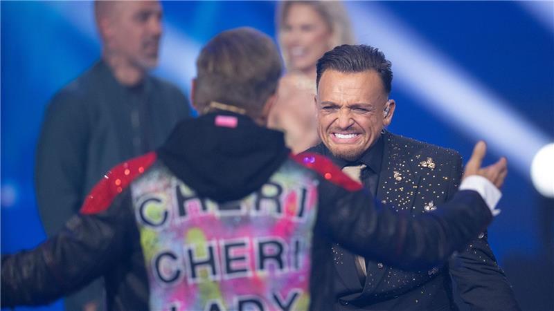 Goldregen und Tränen: Fröhlich feiert späten „DSDS“-Triumph Für Dieter Bohlen war Menowin Fröhlich klarer Favorit.