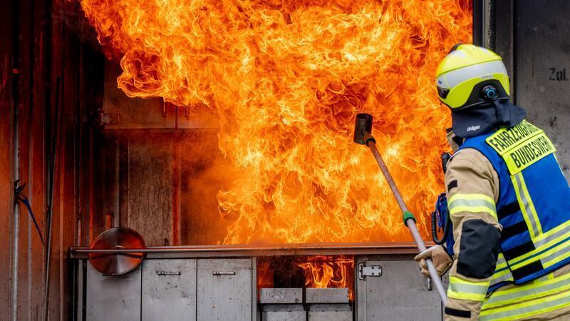 Für Einsatze auf Schiffen sollen in Niedersachsen Feuerwehrleute bald in einem neuen maritimen Trainingszentrum üben können. (Symbolbild)