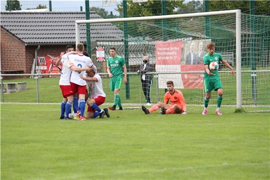 Für Elstorfs Trainer Hartmut Mattfeldt „der Knackpunkt des Spiels“ : Der TSV hatte gerade eine Riesenchance vergeben und im direkten Gegenzug stand es 1:2 nach einem vermeidbaren Tor. Danach lief für die frustrierten Gastgeber nichts mehr z