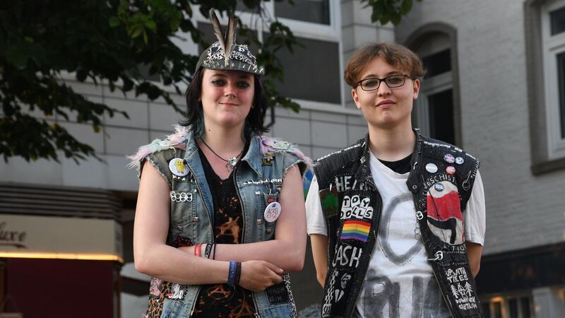 Vor Protestcamp 3.0 - erste Punks auf Sylt angekommen Für Ente (l, 19) ist es der dritte Punk-Sommer auf Sylt.