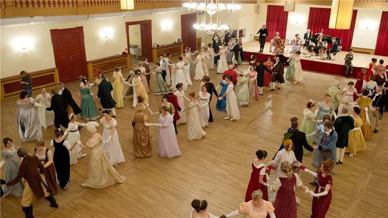 Jane Austen - Viel mehr als nur Romantik Für Fans gibt es viele Gelegenheiten, in die Zeit einzutauchen, die Jane Austen in ihren Romanen beschreibt, so etwa bei Bällen. (Archivbild)
