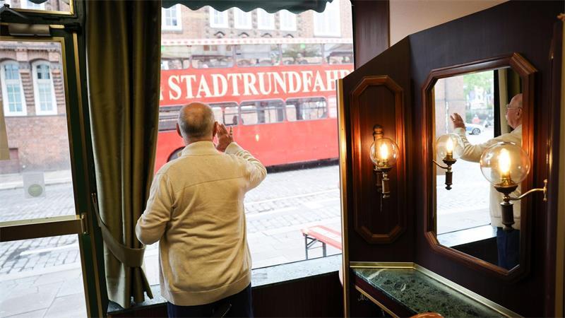 Für Franz Stenzel ein festes Ritual: Touristen auf Stadtrundfahrt zuzuwinken. 